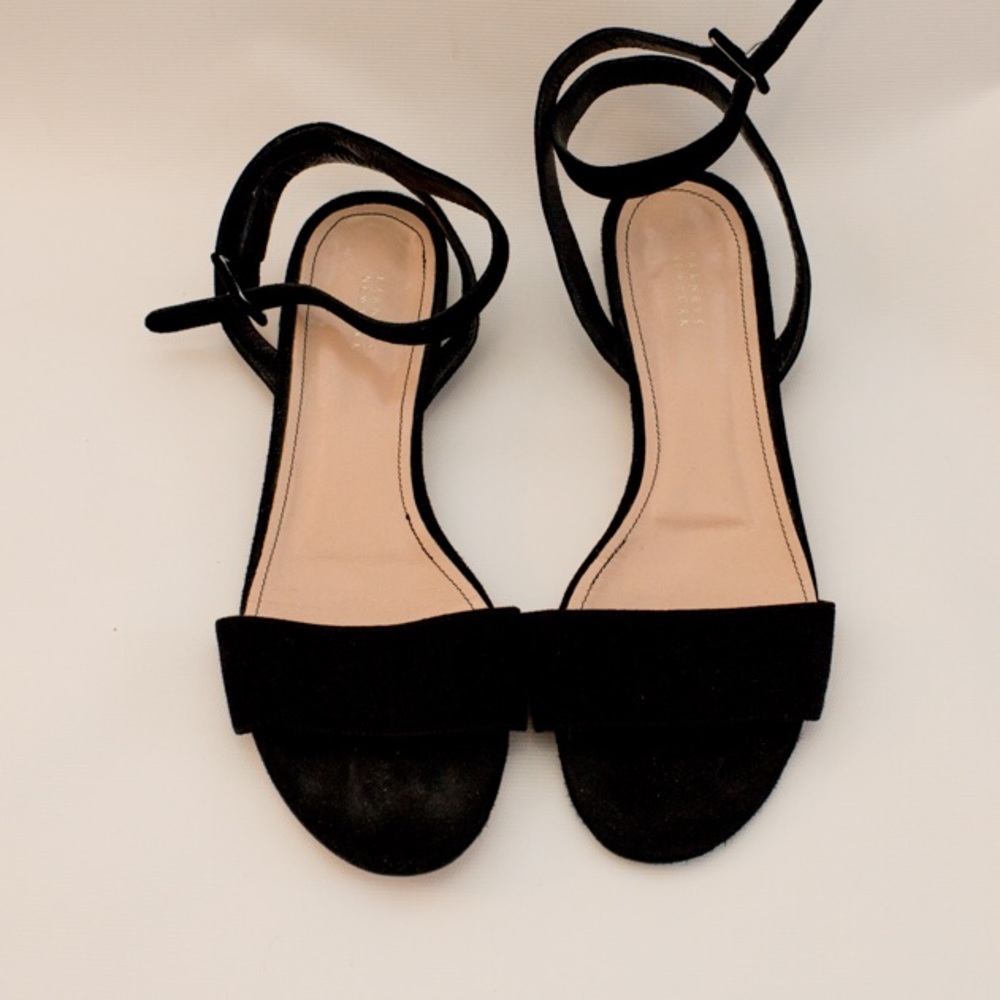 Comfortable sued flat sandals.